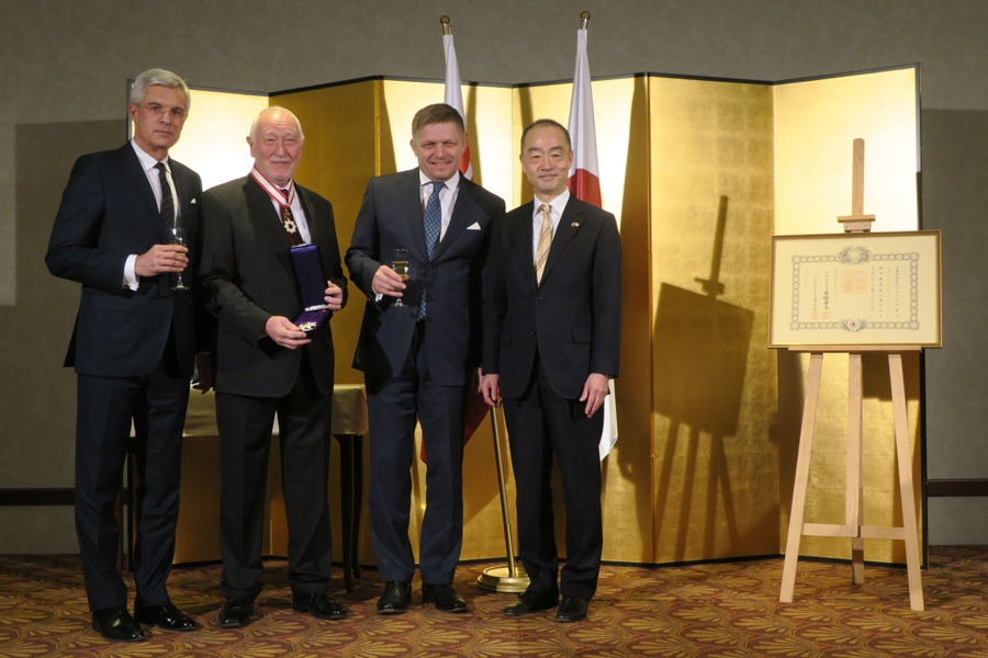 右からコルチョーク外務副大臣,シェベイ氏,フィツォ首相,新美大使
