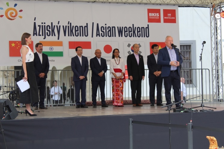 開会式での各国大使,外務副大臣及びBKIS所長