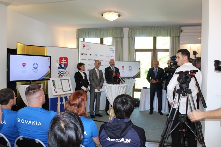 Veľvyslanec Shimmi a Anton Siekel, prezident SOŠV