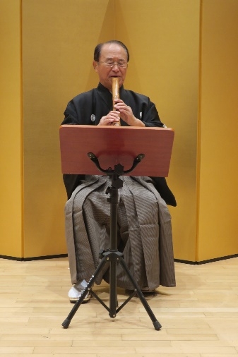 尺八を演奏する田嶋氏