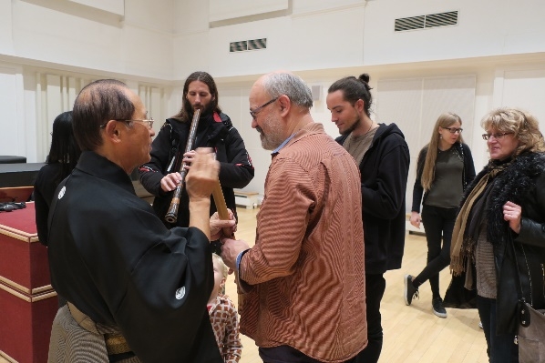 Pán Tajima a diváci v rozhovore po skončení koncertu