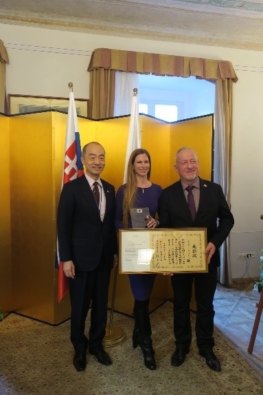 Veľvyslanec Jun Shimmi a Ing. Vladimír Grežo s partnerkou