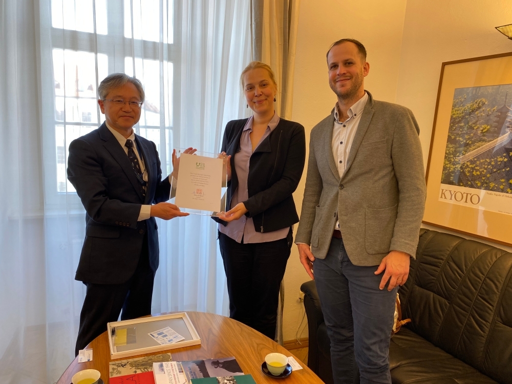 Odovzdanie knižného grantu z programu READ JAPAN Národnému inštitútu vzdelávania a mládeže