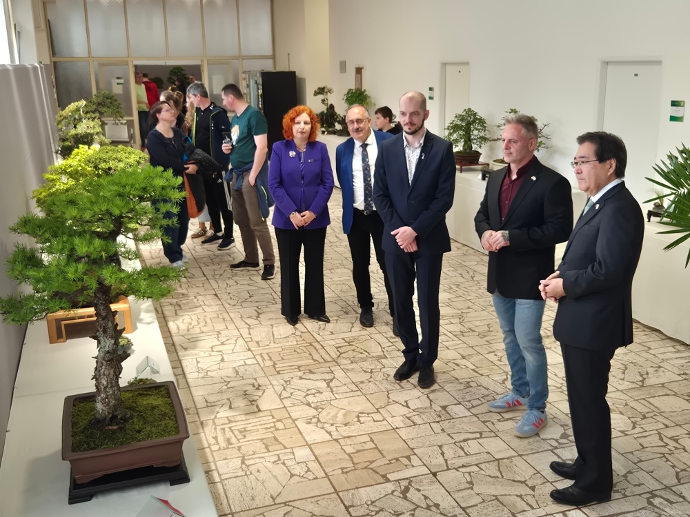 Veľvyslanec Kawakami navštívil výstavu CASSOVIA BONSAI 2026