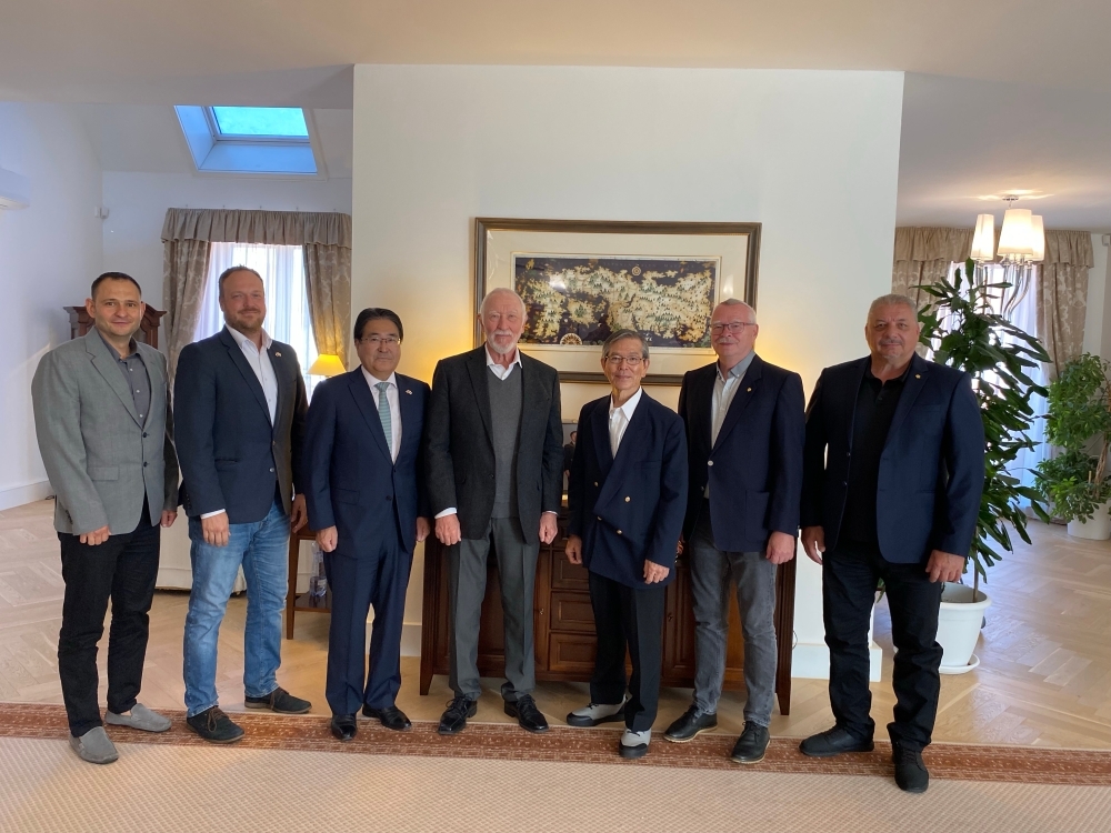Veľvyslanec Kawakami prijal predstaviteľov Slovenskej federácie karate a bojových umení a ich japonského učiteľa, hanšiho Tadašiho Šindžóa